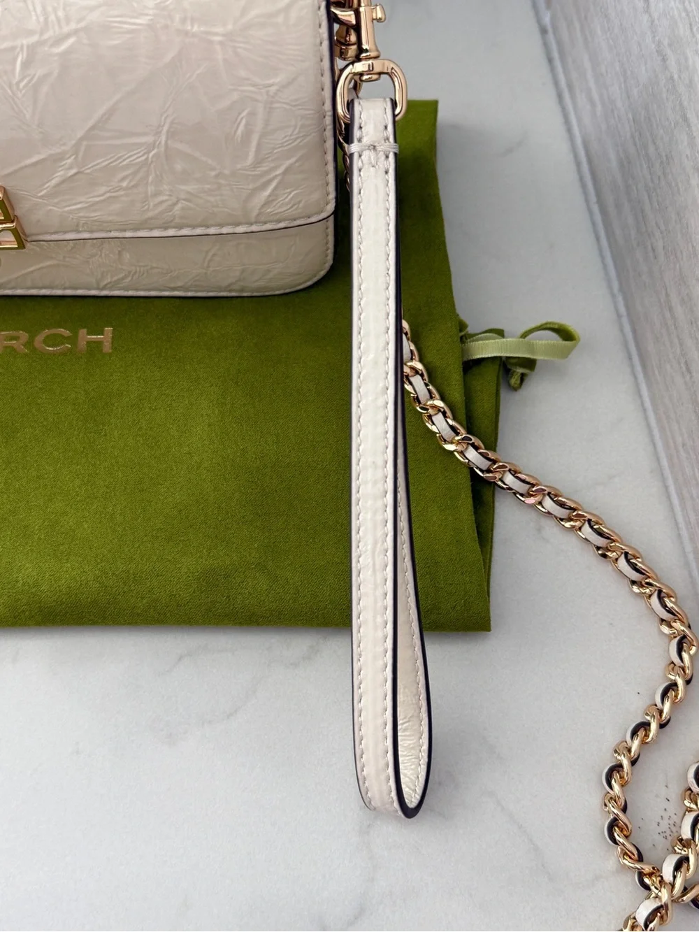Tory Burch crinkle Cream patent leather Logo Crossbody/wristlet strap Preloved